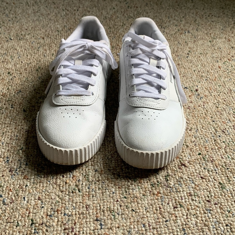 White puma sneakers